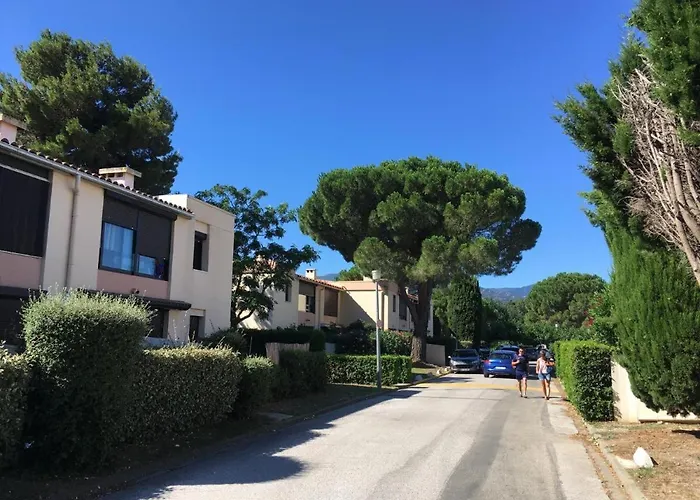 A 8 Mn A Pied Des Plages Avec Piscine Et Tennis Lejlighed